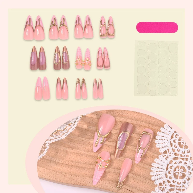 Kunstnagelset mit luxuriösen rosa Designs und Glamourösen Verzierungen Karnz