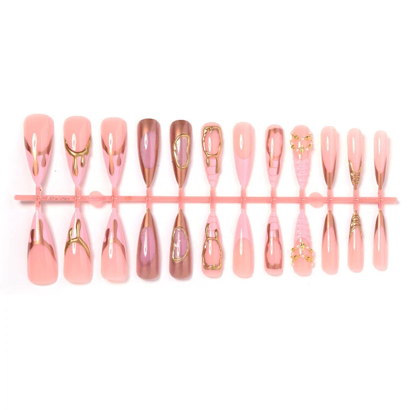 Kunstnagelset mit luxuriösen rosa Designs und Glamourösen Verzierungen Karnz