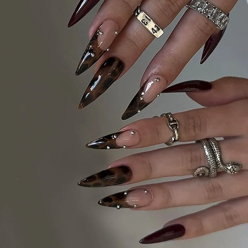 Kunstnagelset mit luxuriösen Leoparden- und edlen Akzenten Karnz