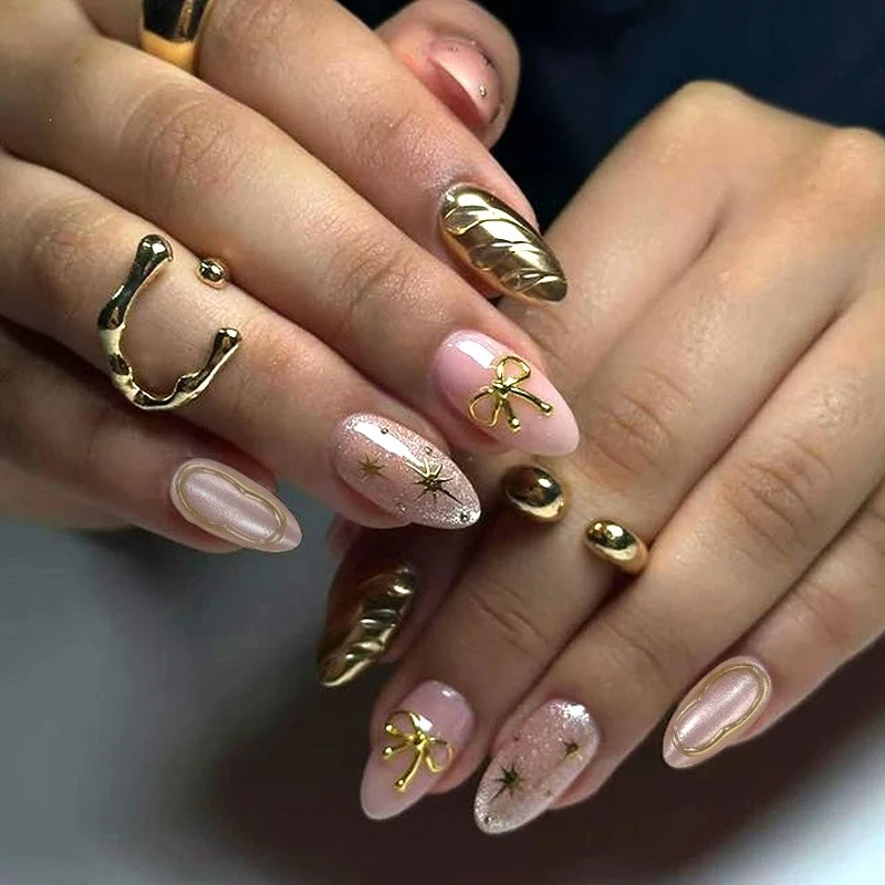 Kunstnagelset mit luxuriösen Designs und glamourösen Akzenten Karnz