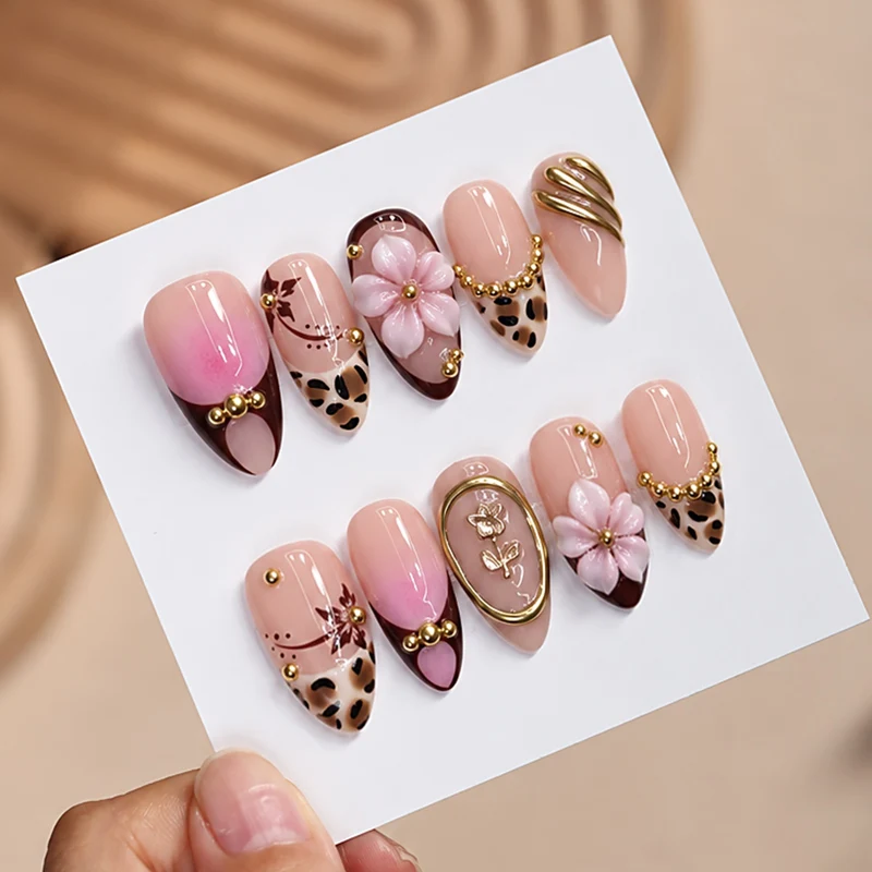 Kunstnagelset mit luxuriösen Akzenten Karnz