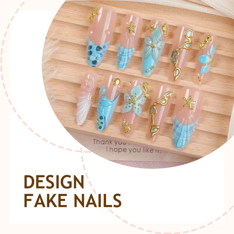 Kunstnagelset mit luxuriösen 3D-Motiven und Glitzerakzenten Karnz