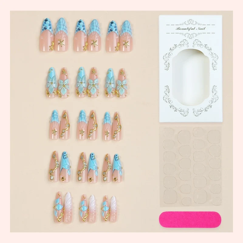 Kunstnagelset mit luxuriösen 3D-Motiven und Glitzerakzenten Karnz