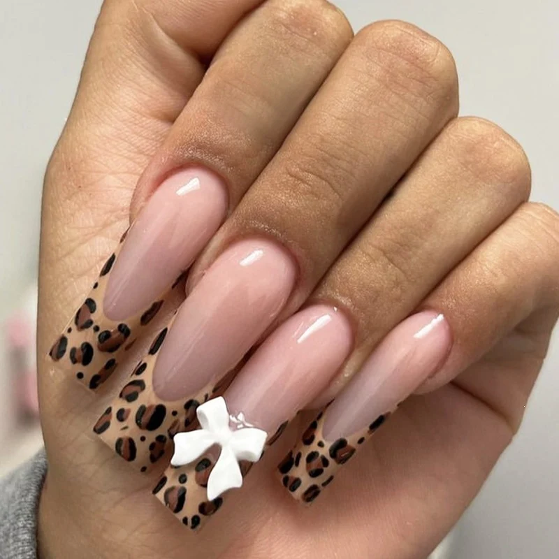 Kunstnagelset mit luxuriösem Leopardenmuster und eleganten Akzenten Karnz