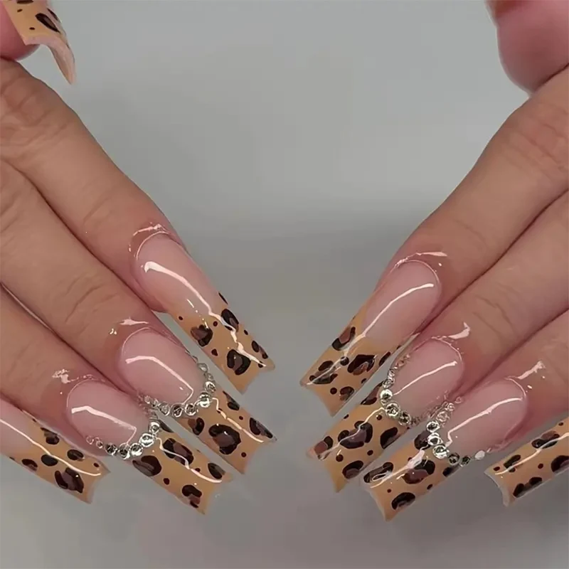 Kunstnagelset mit luxuriösem Leopardenmuster und eleganten Akzenten Karnz