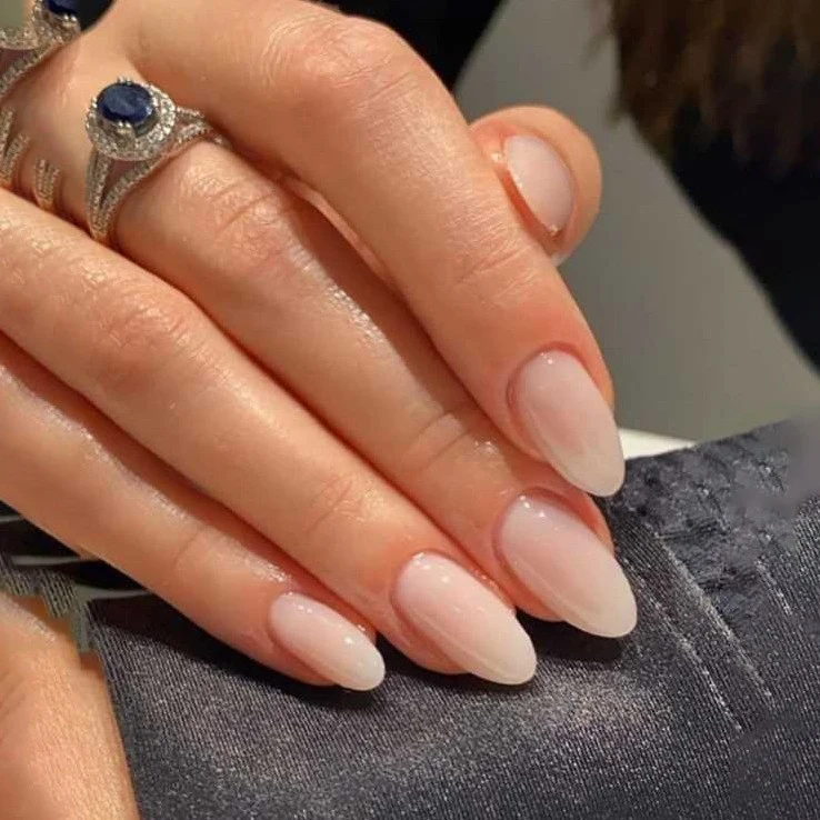 Kunstnagelset mit luxuriösem Hochglanz und eleganter Form Karnz