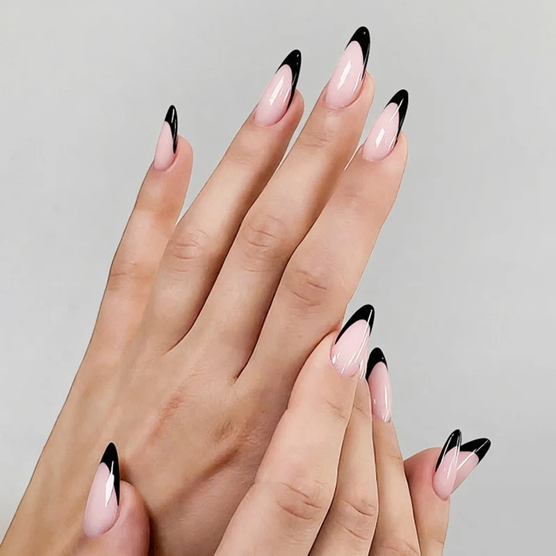 Kunstnagelset mit luxuriösem Hochglanz und eleganter Form Karnz