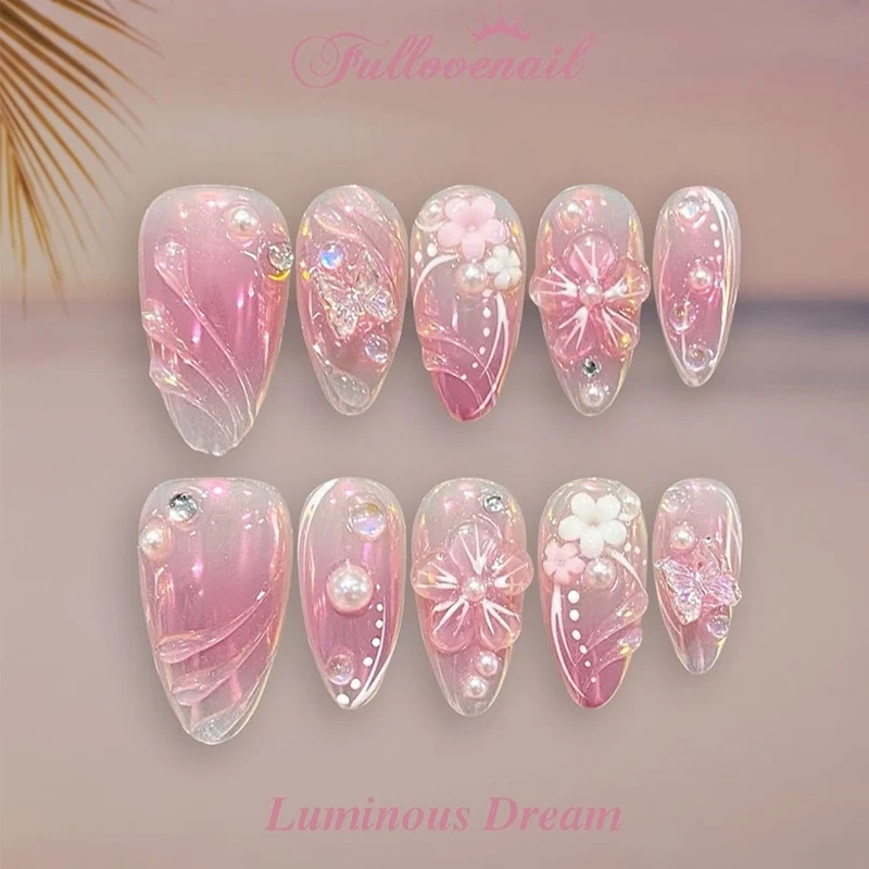 Kunstnagelset mit luxuriösem Design und zarten Blütenakzenten Karnz