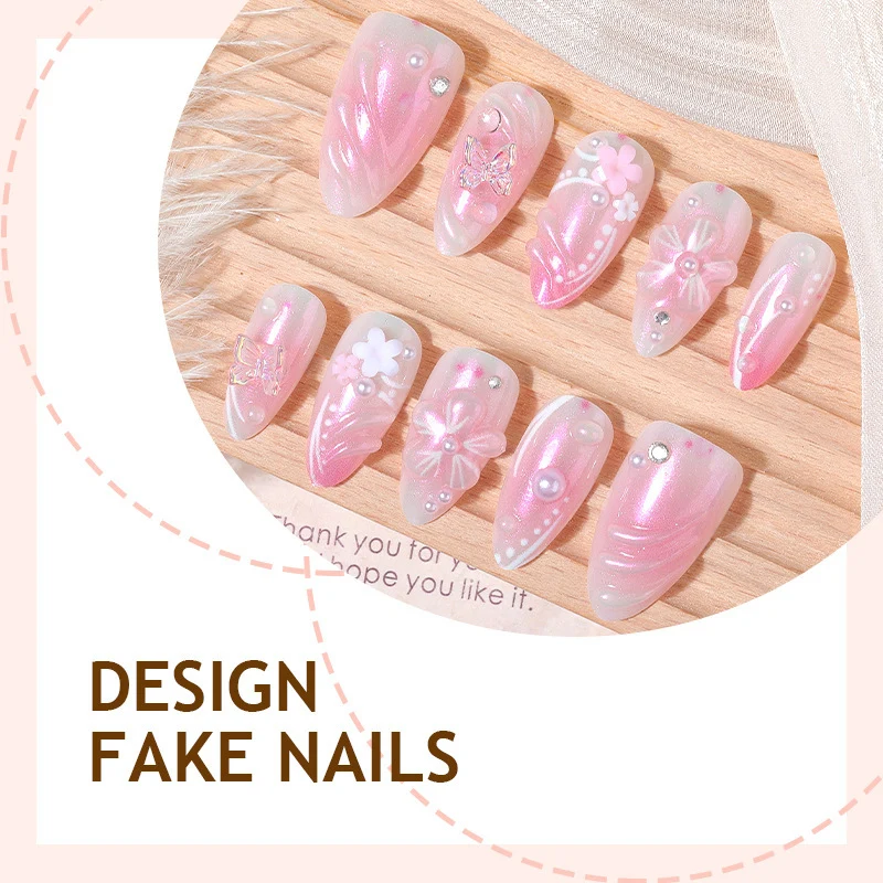Kunstnagelset mit luxuriösem Design und zarten Blütenakzenten Karnz