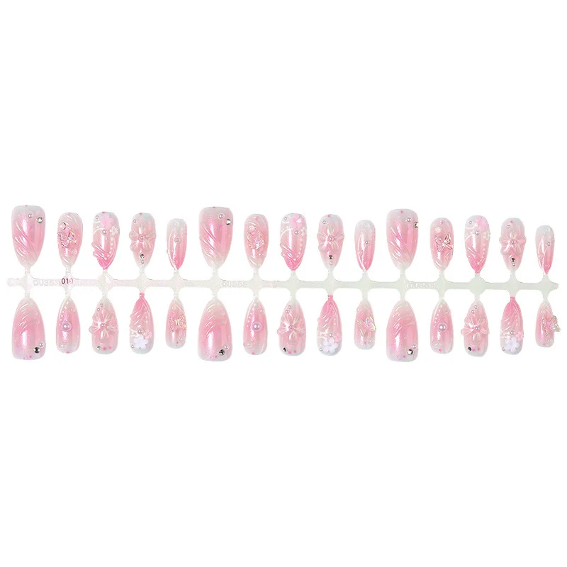 Kunstnagelset mit luxuriösem Design und zarten Blütenakzenten Karnz