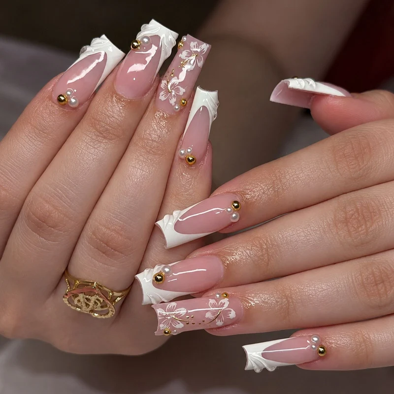 Kunstnagelset mit kunstvollen Blütenmotiven Karnz