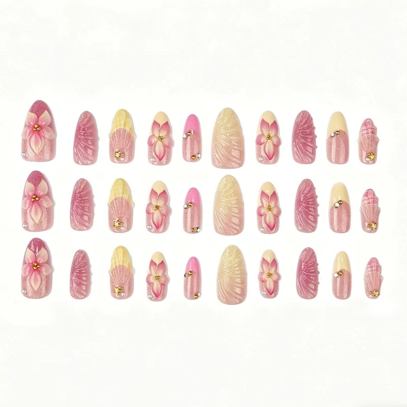 Kunstnagelset mit kunstvollen Blumen- und Muschelmuster Karnz