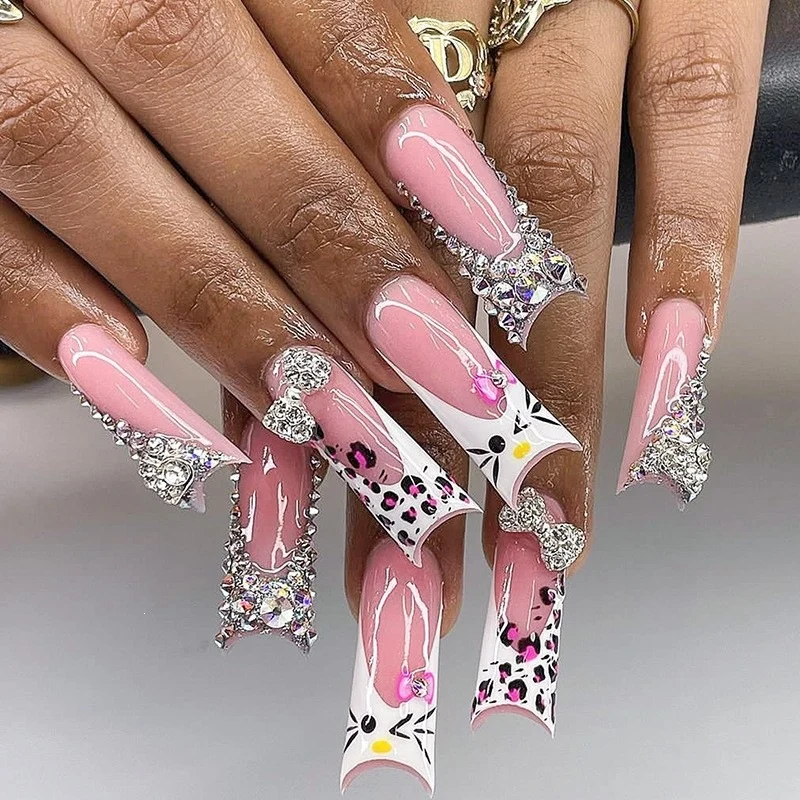 Kunstnagelset mit kreativen Tier- und Glitzerdetails Karnz