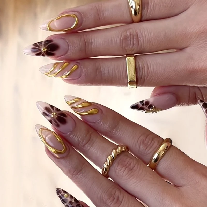 Kunstnagelset mit kreativen Tier- und Glitzerdetails Karnz