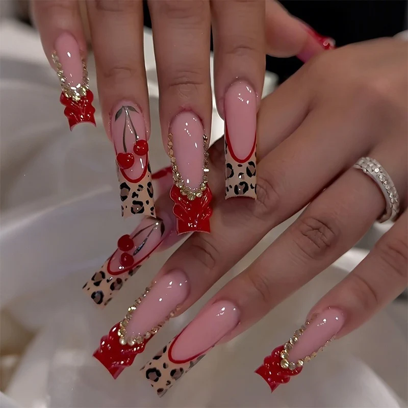 Kunstnagelset mit kreativen Leopardenmuster und funkelnden Akzenten Karnz