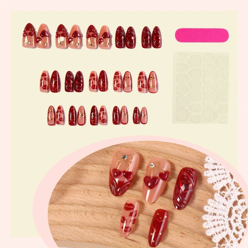 Kunstnagelset mit kreativen Herzdesigns Karnz