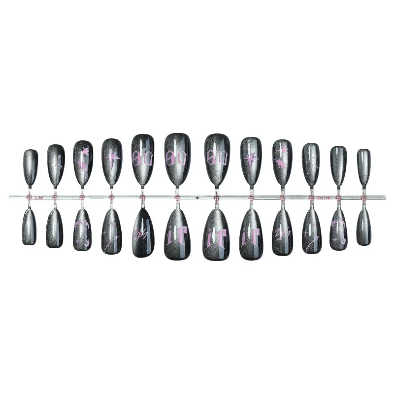 Kunstnagelset mit kreativen grafischen Designs Karnz