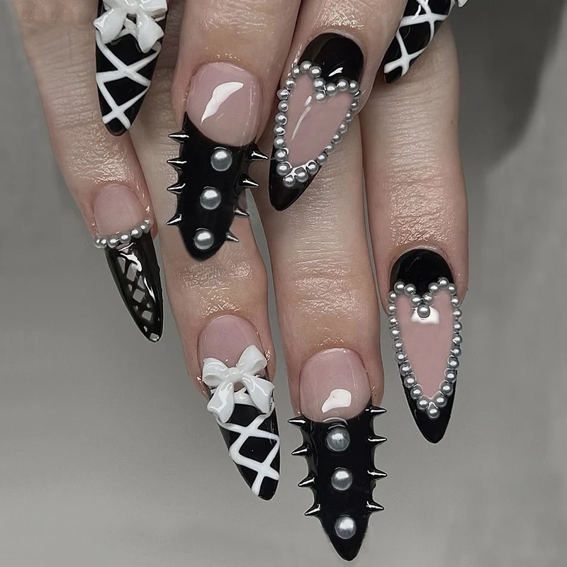 Kunstnagelset mit kreativen, glitzernden Akzenten Karnz