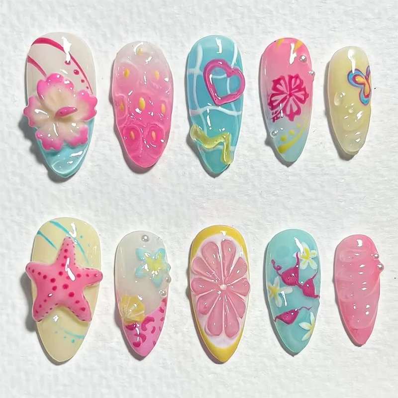 Kunstnagelset mit kreativen fröhlichen Designs und Glitzerdetails Karnz