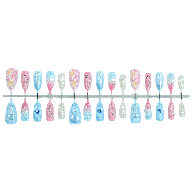 Kunstnagelset mit kreativen fröhlichen Designs und Glitzerdetails Karnz