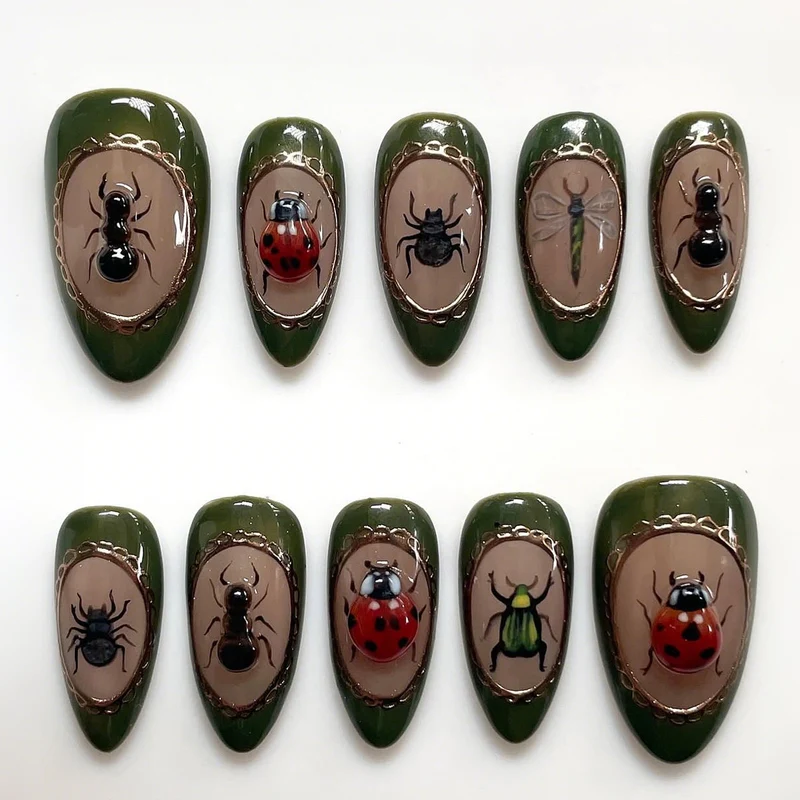Kunstnagelset mit kreativen fröhlichen Designs und Glitzerdetails Karnz
