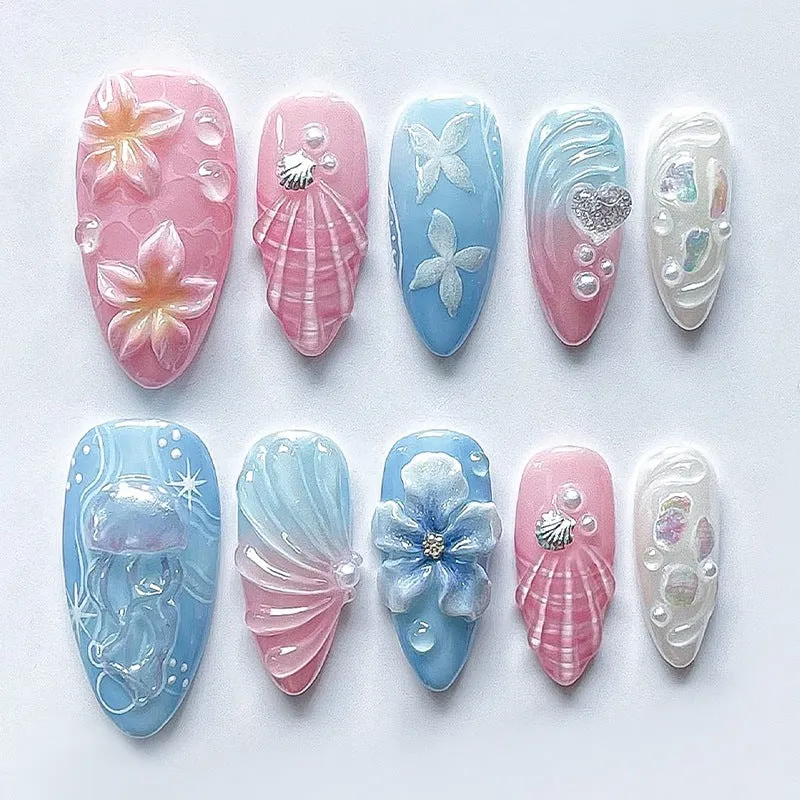 Kunstnagelset mit kreativen fröhlichen Designs und Glitzerdetails Karnz