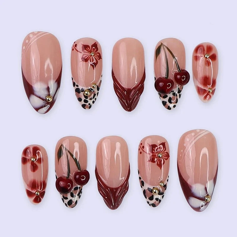 Kunstnagelset mit kreativen fröhlichen Designs und Glitzerdetails Karnz