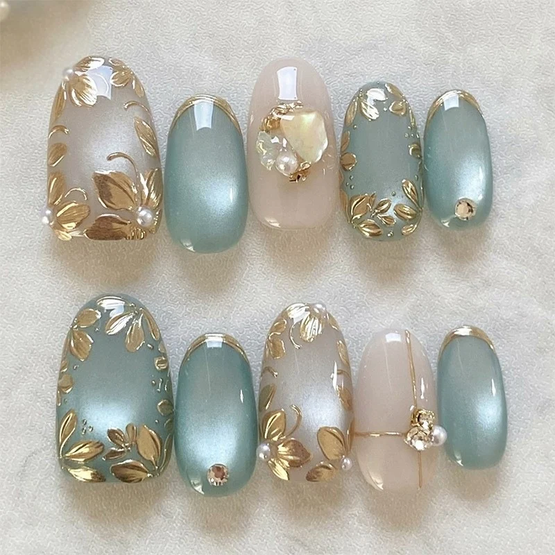Kunstnagelset mit kreativen fröhlichen Designs und Glitzerdetails Karnz