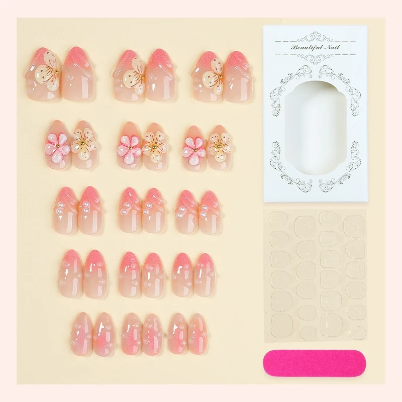 Kunstnagelset mit kreativen floralen Akzenten Karnz