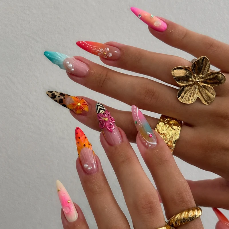 Kunstnagelset mit kreativen floralem Design und Glitzerelementen Karnz