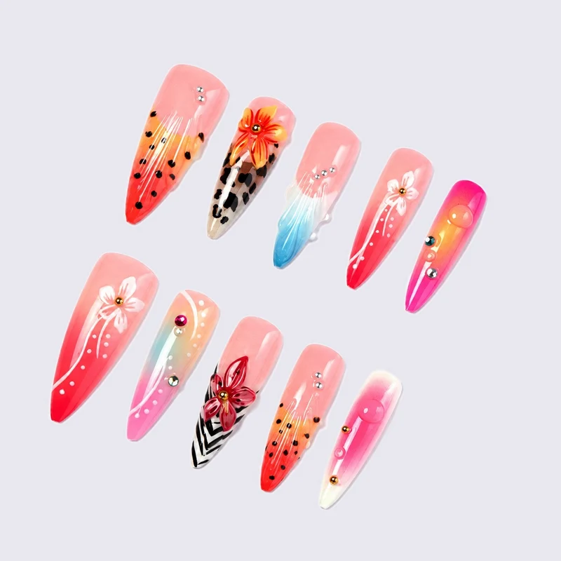 Kunstnagelset mit kreativen floralem Design und Glitzerelementen Karnz