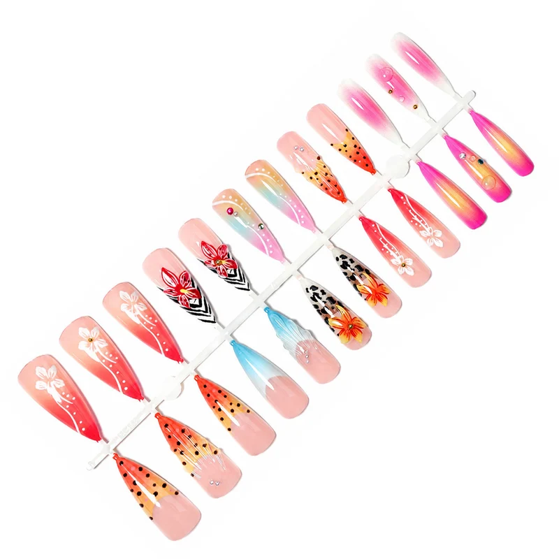 Kunstnagelset mit kreativen floralem Design und Glitzerelementen Karnz