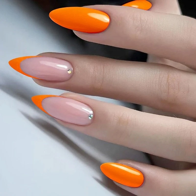 Kunstnagelset mit kreativen Designs und glänzenden Akzenten Karnz