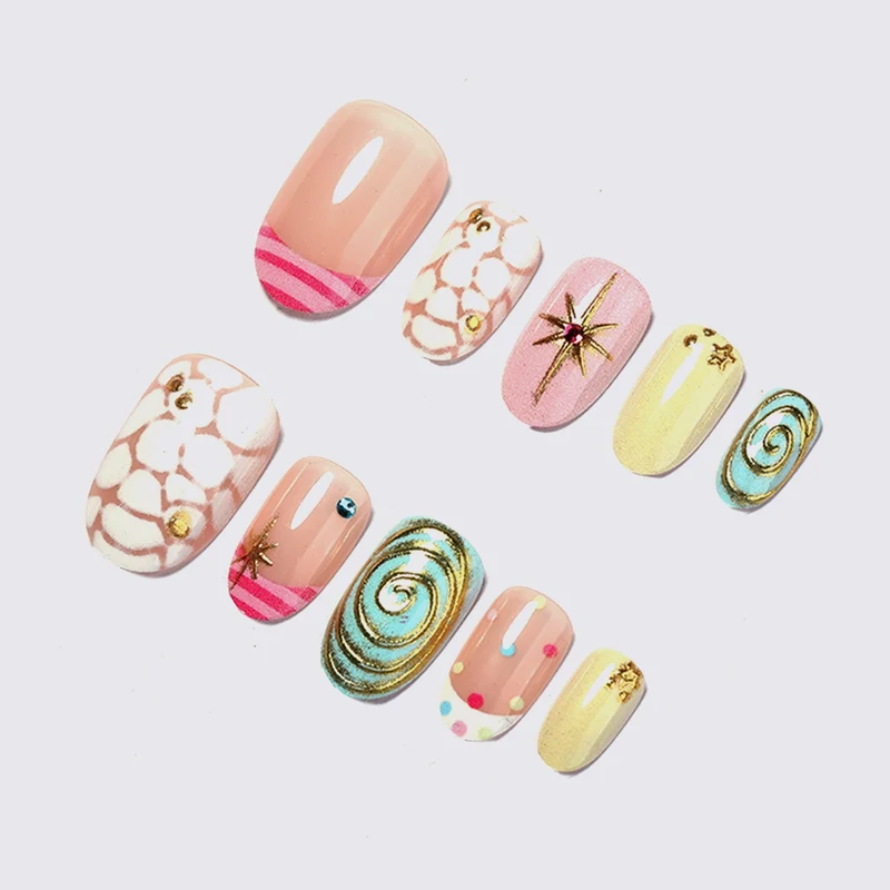 Kunstnagelset mit kreativen Designs und funkelnden Verzierungen Karnz
