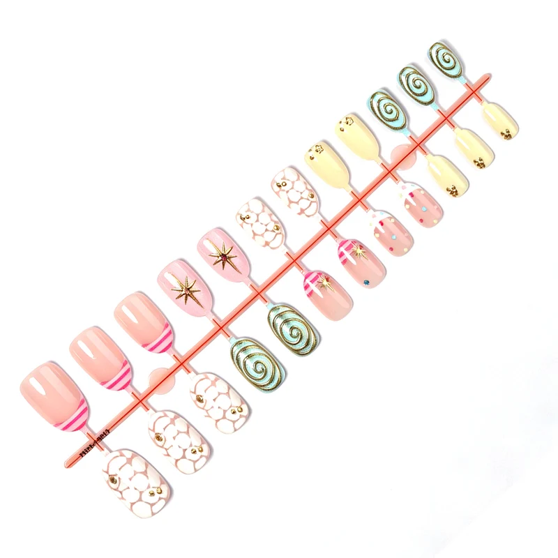 Kunstnagelset mit kreativen Designs und funkelnden Verzierungen Karnz