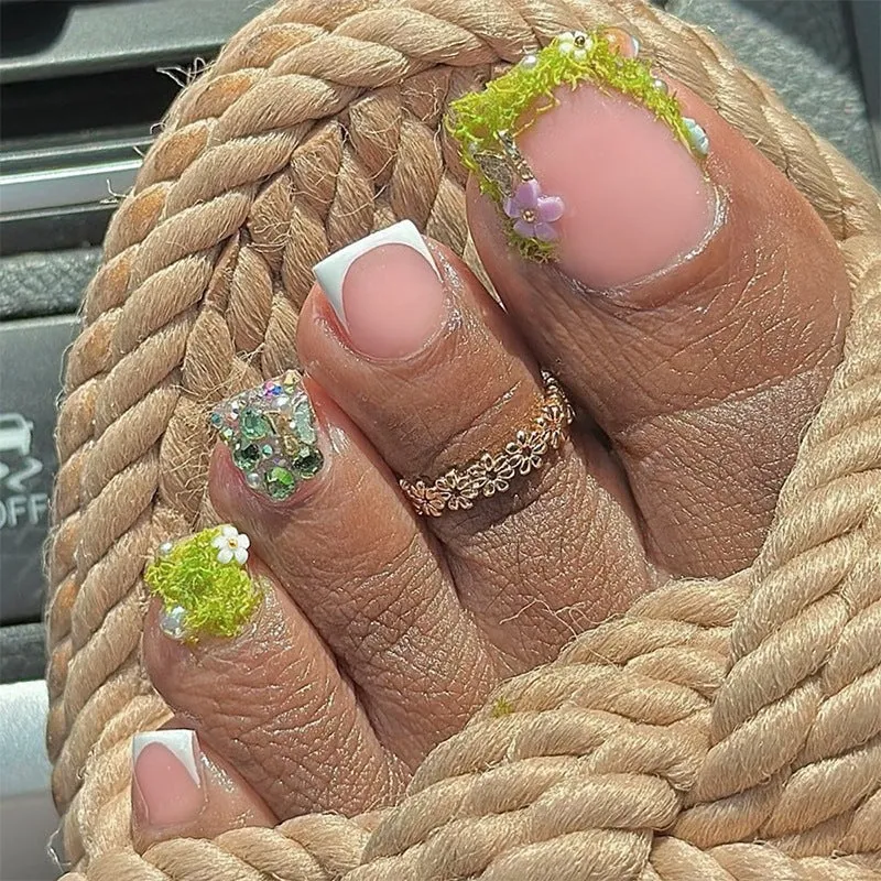 Kunstnagelset mit kreativen Blüten- und Kristallmotiven Karnz