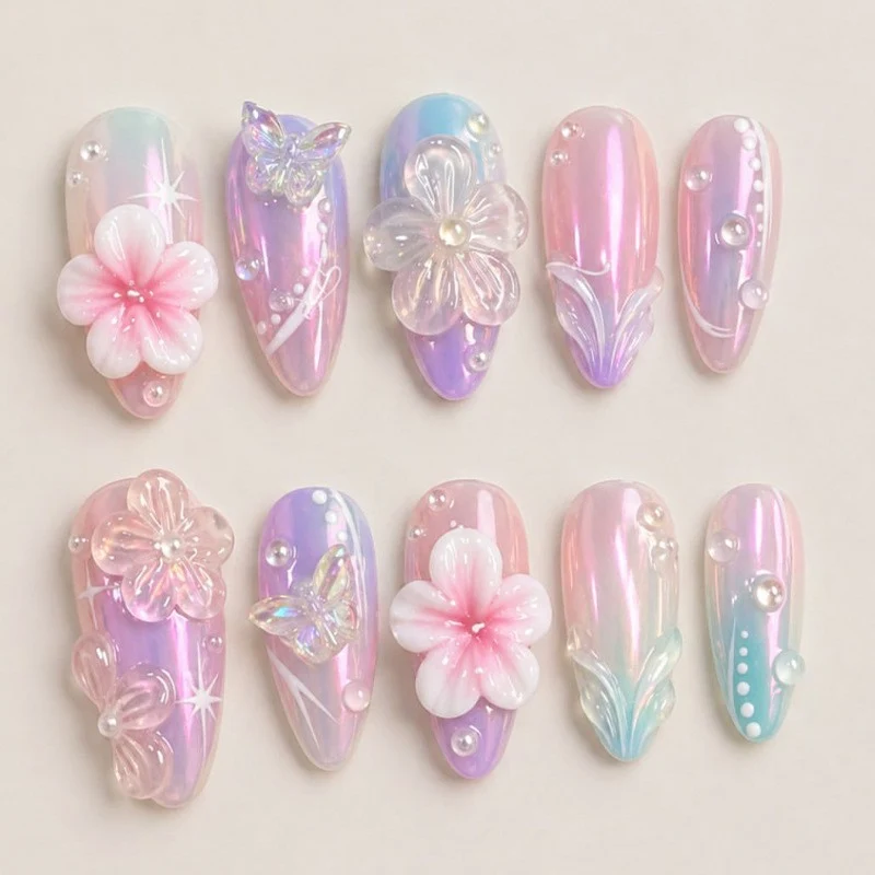 Kunstnagelset mit floralen Akzenten und Glitzer Karnz