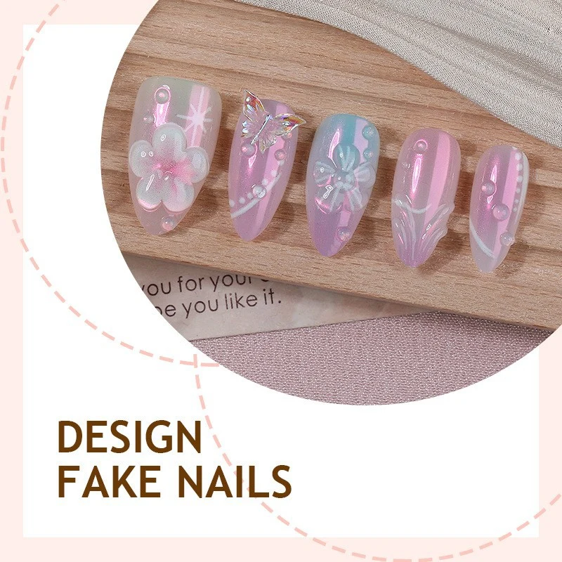 Kunstnagelset mit floralen Akzenten und Glitzer Karnz