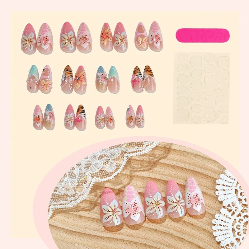 Kunstnagelset mit floralen Akzenten und glamourösen Details Karnz