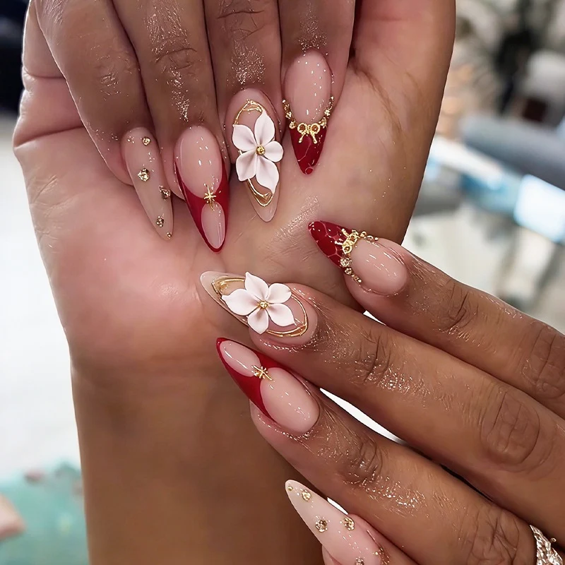 Kunstnagelset mit floralen Akzenten und glamourösen Designs Karnz