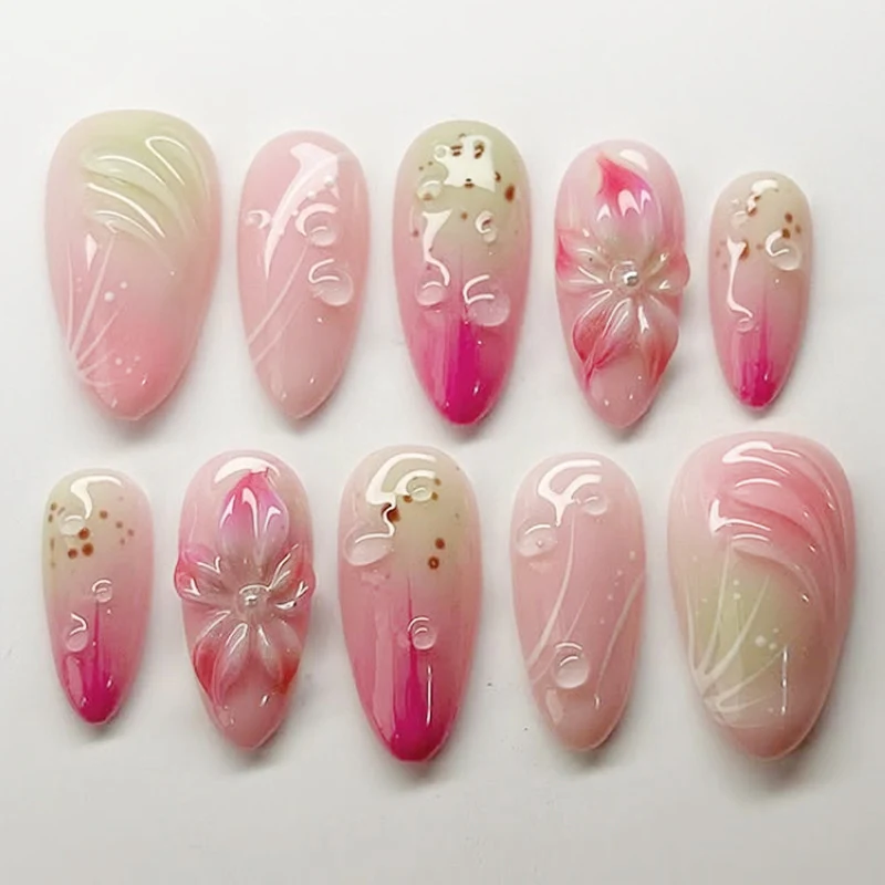 Kunstnagelset mit floralen Akzenten und Farbverlauf Karnz