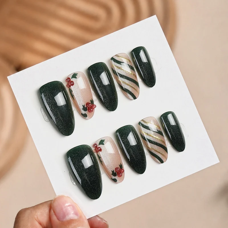 Kunstnagelset mit floralen Akzenten und eleganter Hochglanzoberfläche Karnz
