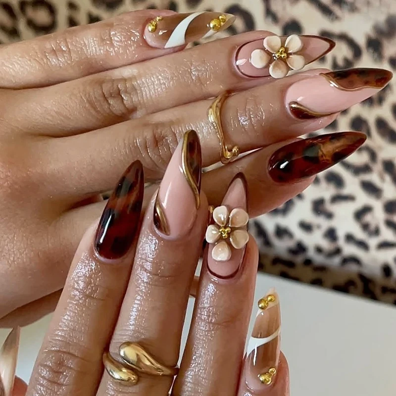 Kunstnagelset mit floralen Akzenten und eleganten Designs Karnz