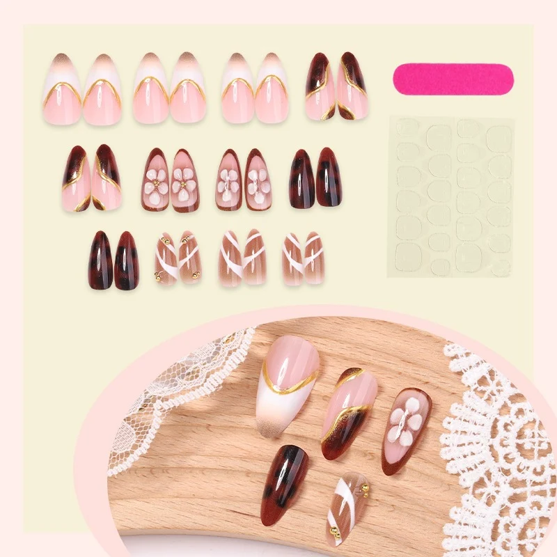 Kunstnagelset mit floralen Akzenten und eleganten Designs Karnz