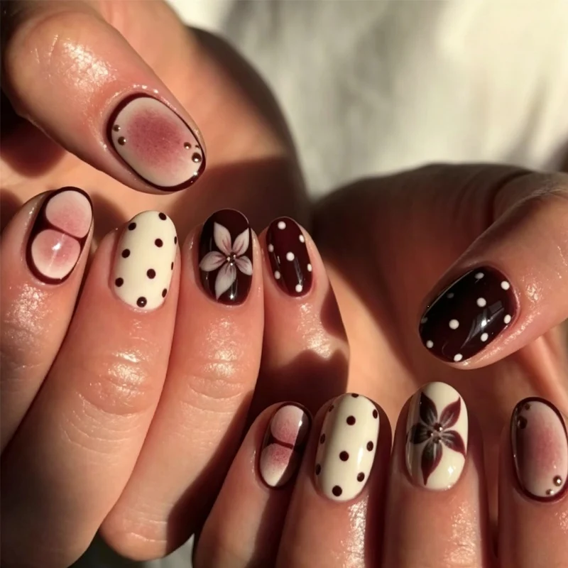 Kunstnagelset mit floralen Akzenten und eleganten Design Karnz