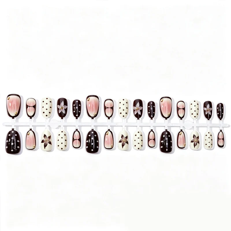 Kunstnagelset mit floralen Akzenten und eleganten Design Karnz