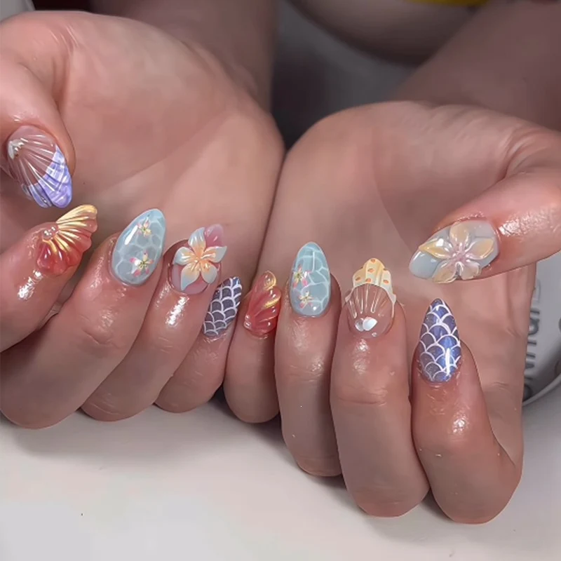 Kunstnagelset mit floralen Akzenten und eleganten 3D-Details Karnz