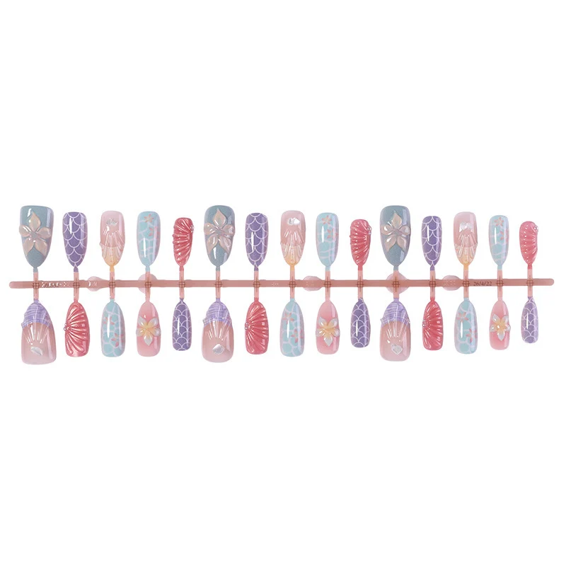 Kunstnagelset mit floralen Akzenten und eleganten 3D-Details Karnz
