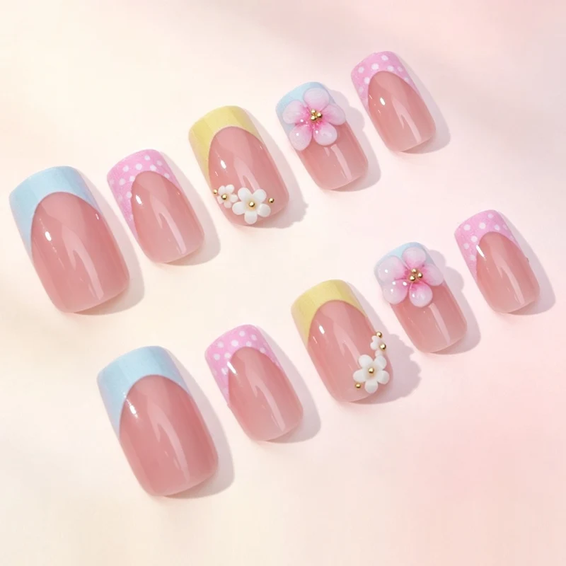 Kunstnagelset mit floralen Akzenten und bunten Spitzen Karnz