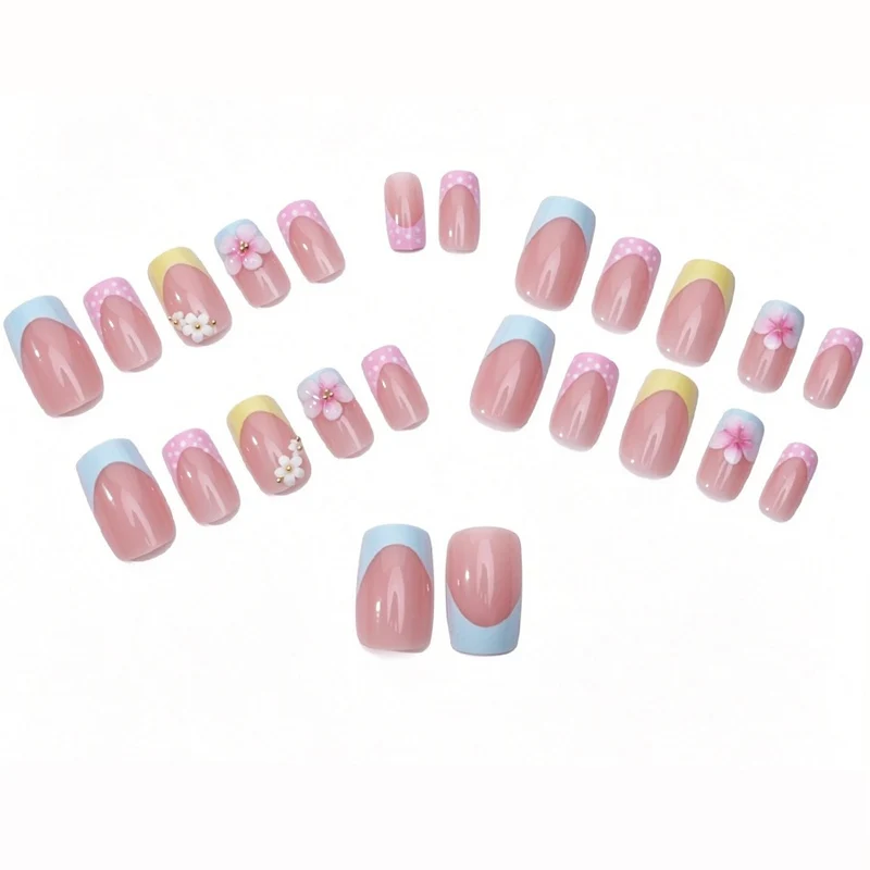 Kunstnagelset mit floralen Akzenten und bunten Spitzen Karnz